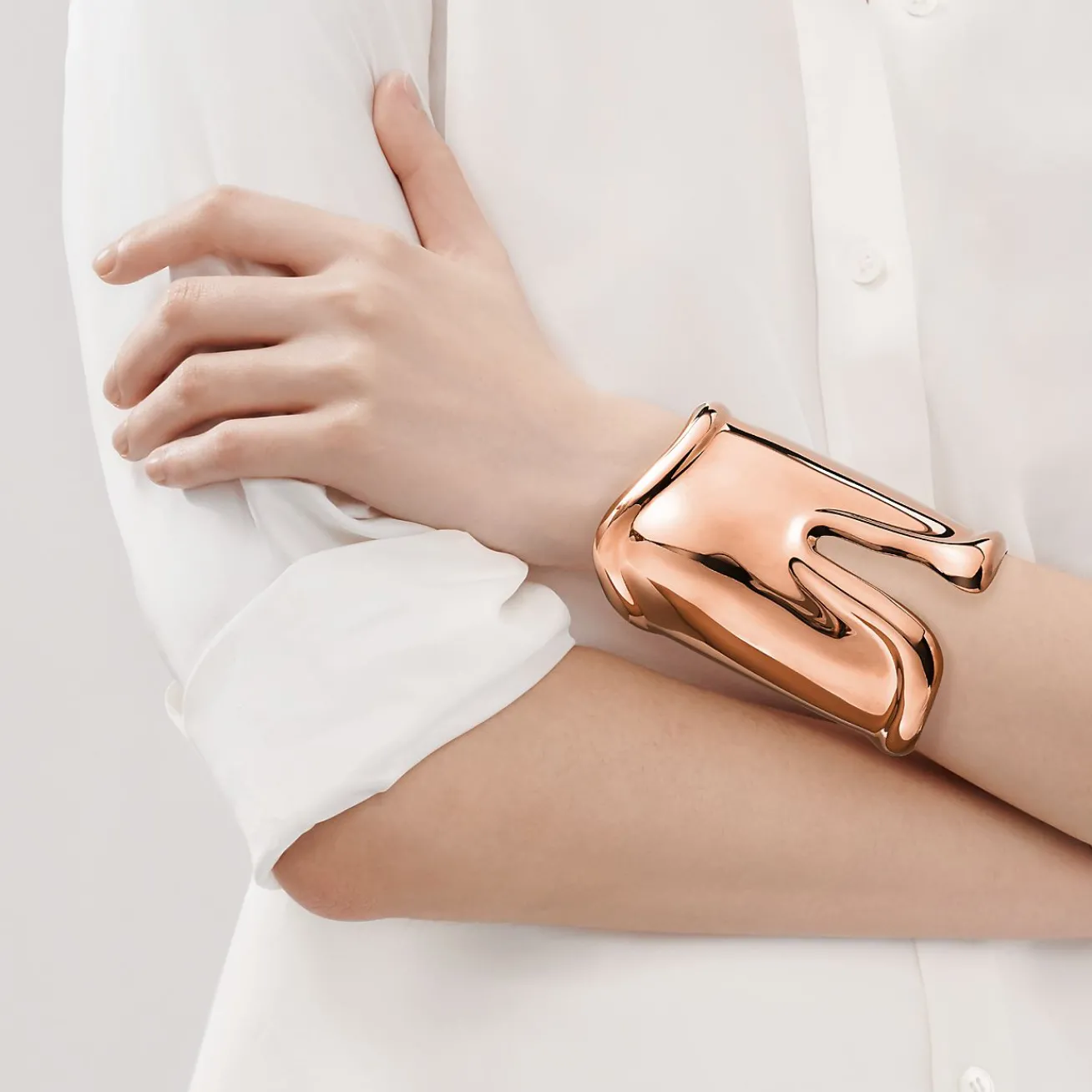 Tiffany & Co. Elsa Peretti® large Bone cuff in 18k rose gold, 95 mm wide. | ^ Bracelets|Rose Gold Jewelry