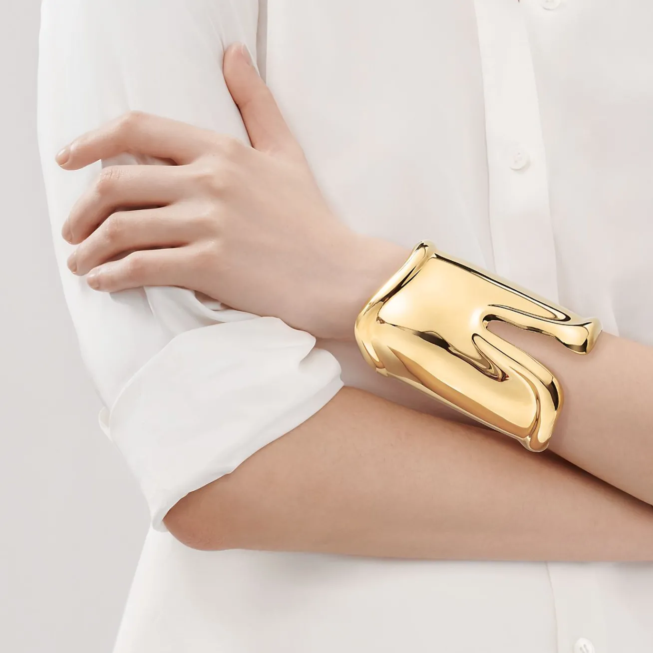 Tiffany & Co. Elsa Peretti® large Bone cuff in 18k gold, 95 mm wide. | ^ Gold Jewelry|Elsa Peretti®