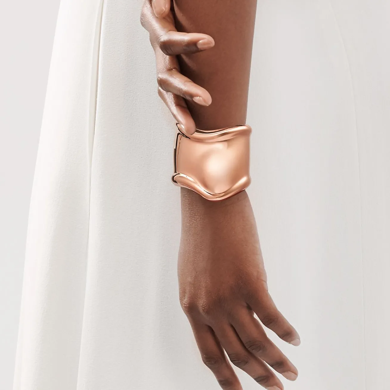 Tiffany & Co. Elsa Peretti® medium Bone cuff in 18k rose gold, 61 mm wide. | ^ Bracelets|Rose Gold Jewelry