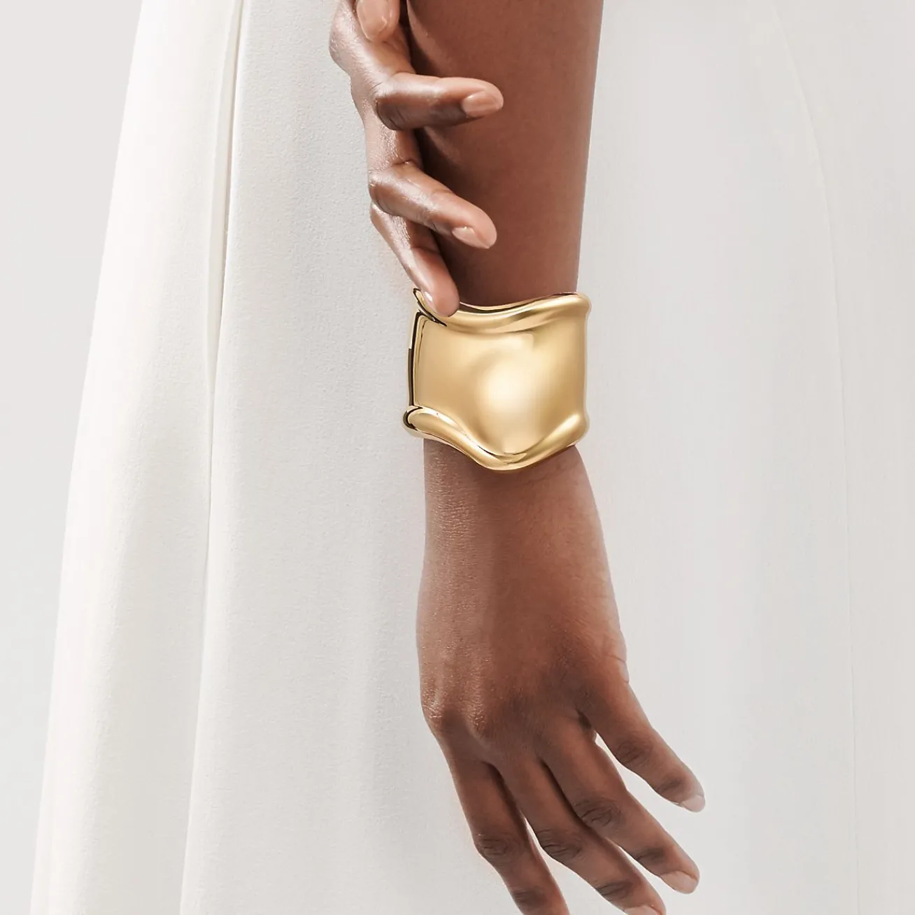 Tiffany & Co. Elsa Peretti® medium Bone cuff in 18k gold, 61 mm wide. | ^ Bracelets|Gold Jewelry