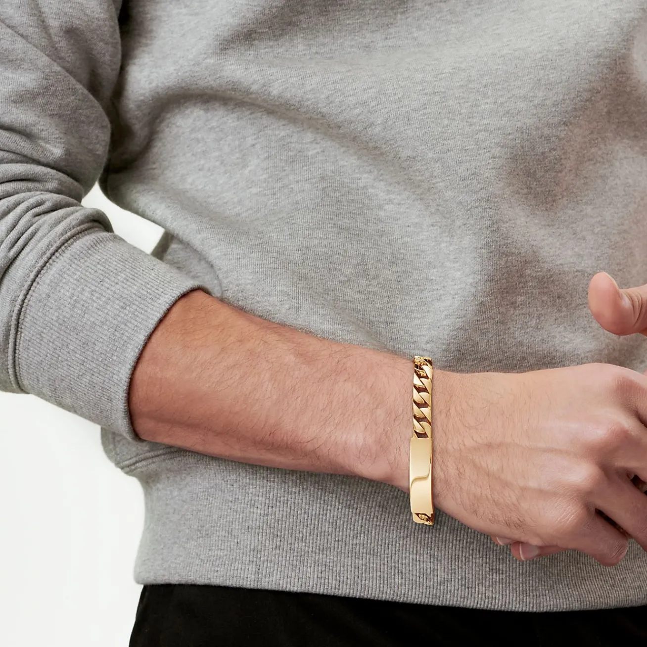 Tiffany & Co. ID bracelet in 18k gold, medium. | ^ Bracelets|Gold Jewelry