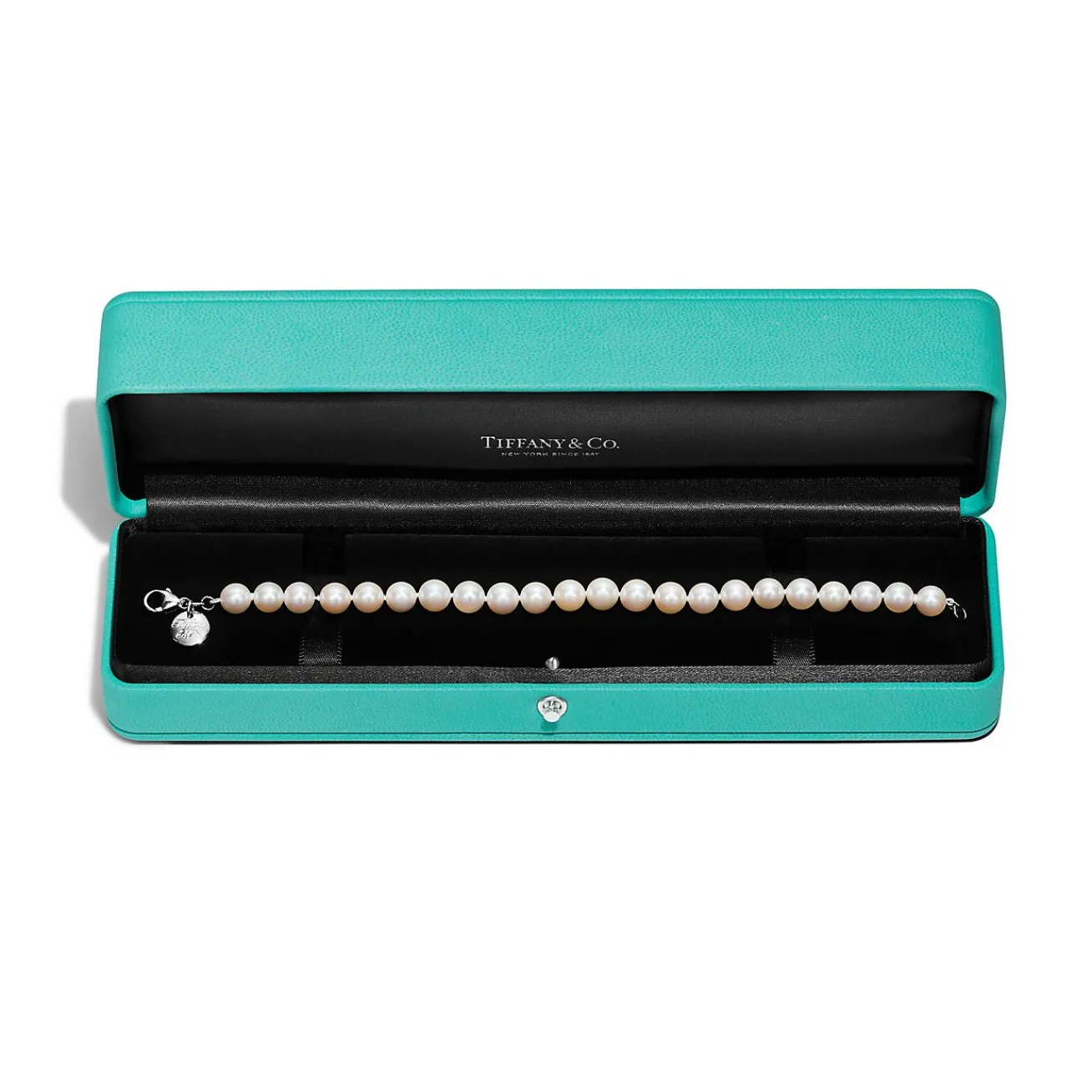 Tiffany & Co. Tiffany Essential Pearls bracelet of Akoya pearls with an 18k white gold clasp. | ^ Bracelets|Gold Jewelry