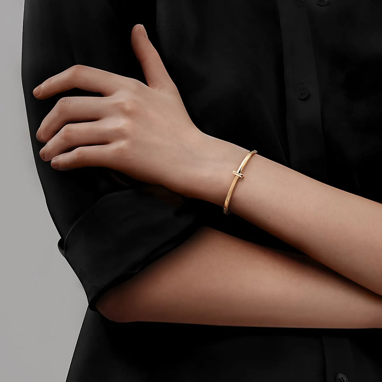 Tiffany & Co. Tiffany T T1 narrow hinged bangle in 18k gold, medium. | ^ Bracelets|Men's Jewelry