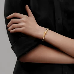 Tiffany & Co. Tiffany T T1 wide hinged bangle in 18k gold, medium. | ^ Bracelets|Men's Jewelry