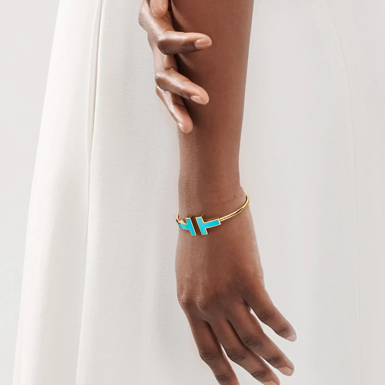 Tiffany & Co. Tiffany T wide turquoise wire bracelet in 18k gold, medium. | ^ Bracelets|Gold Jewelry