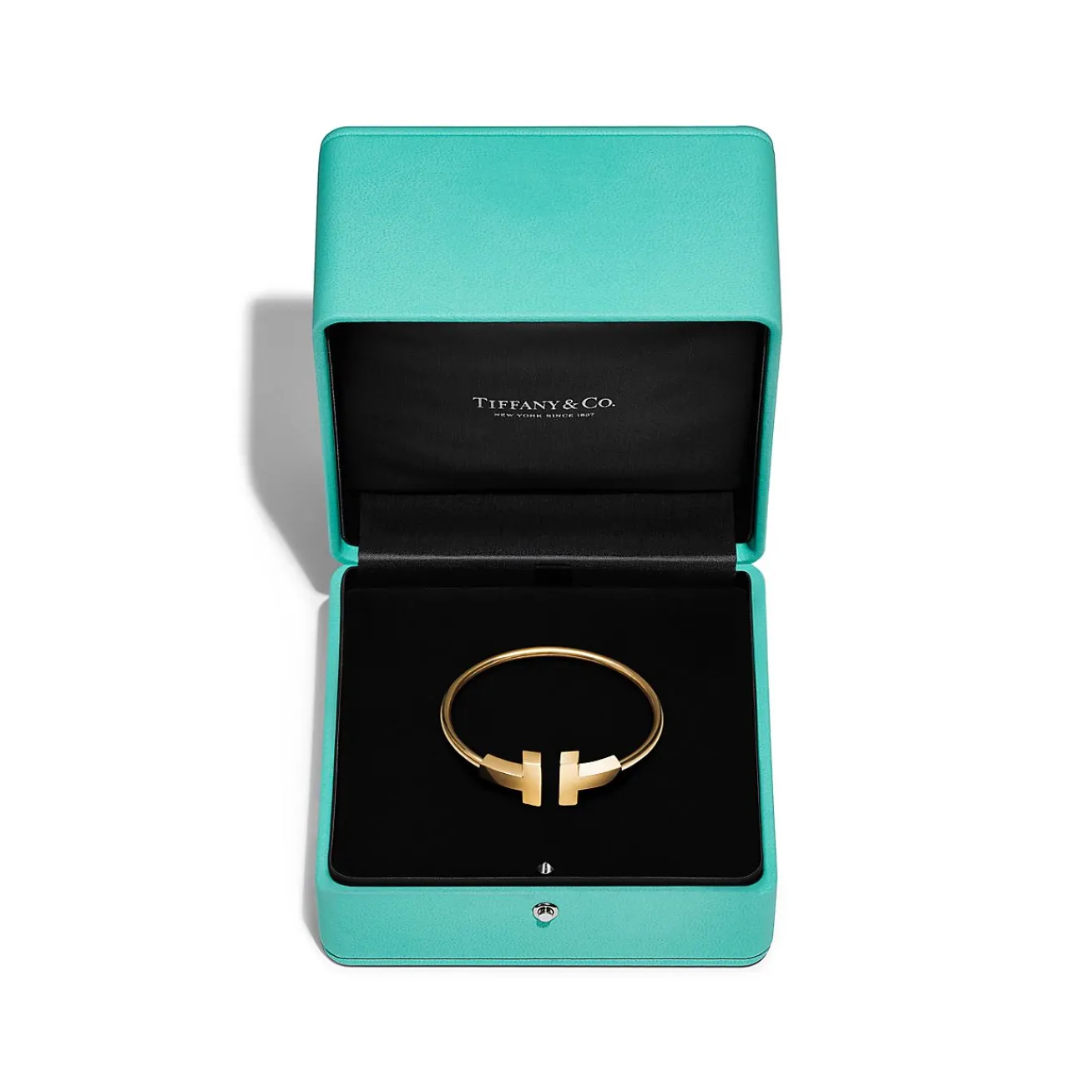 Tiffany & Co. Tiffany T wide wire bracelet in 18k gold, medium. | ^ Bracelets|Men's Jewelry